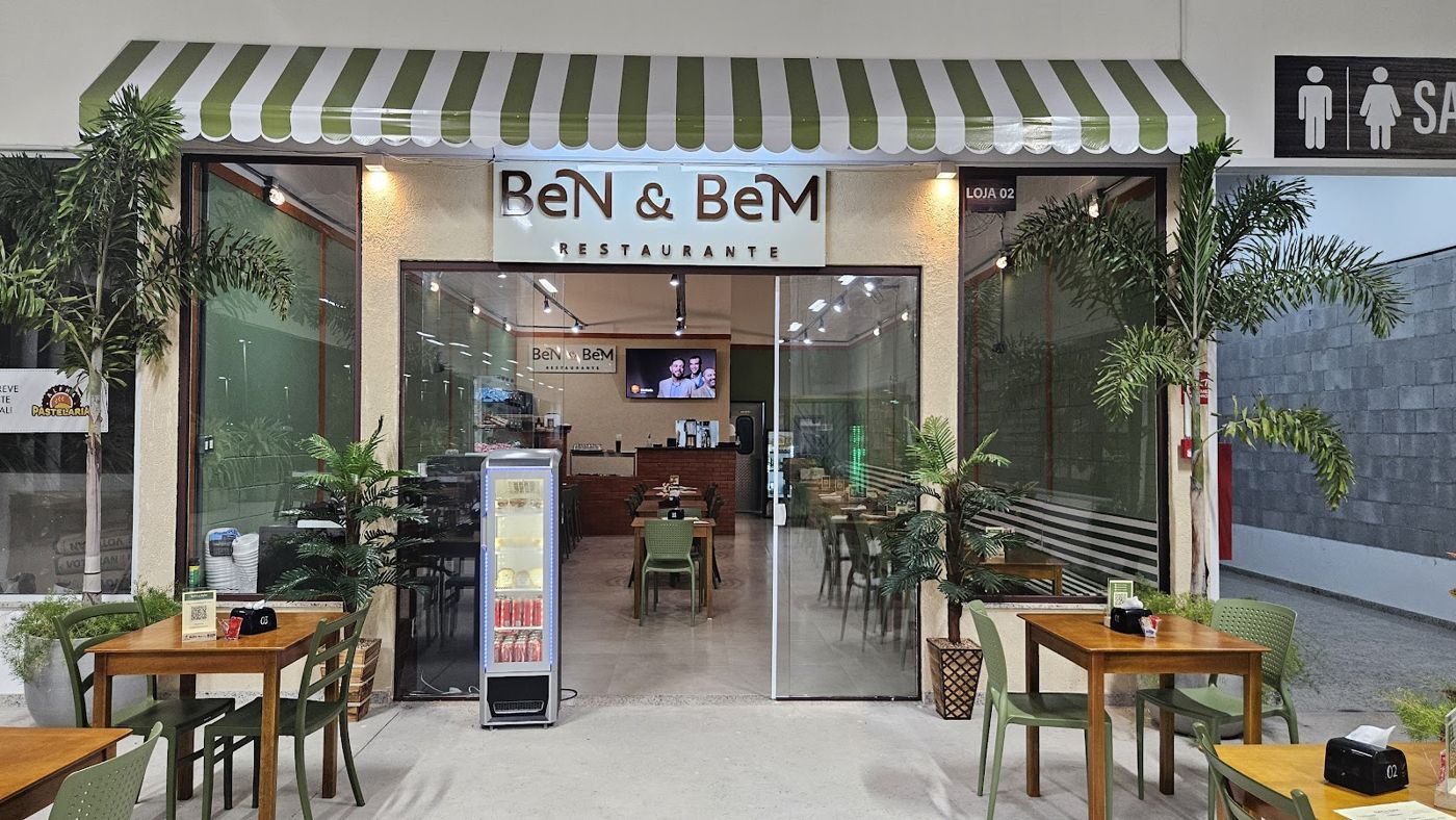 Fachada do Ben & Bem Restaurante, com mesas na área externa